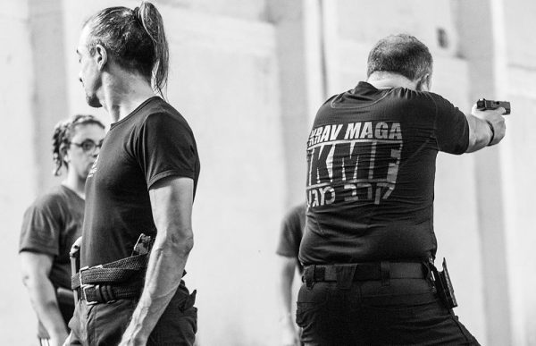Affrontare un aggressore armato